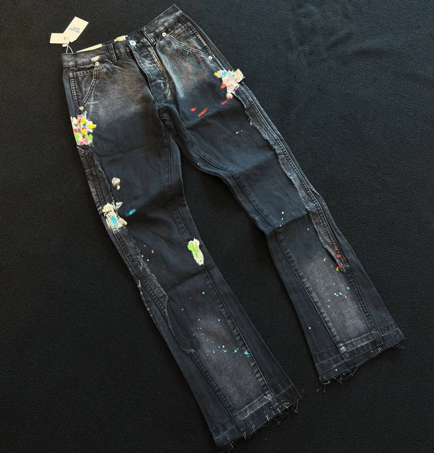 P230 model number: D403 GALLERY DEPT micro-flare spliced distressed distressed jeans. Three-dimensional version. Loose and comfortable, not picky about body shape. Seiko factory. Original factory quality control. Same style for men and women. Can be matched with couples. Versatile recommendation. Necessary denim for all seasons. Made of heavy-duty washed pure cotton denim fabric. After washing, it is soft and thick. Very stylish when worn. Size: 28, 30, 32, 34, 36 (S-XXL) Color: Splicing Size reference # 28 pants length 100 waist 72 30 pants length 102 waist 76 32 pants length 104 waist 80 34 pants length 106 waist 84 36 pants length 108 waist 88